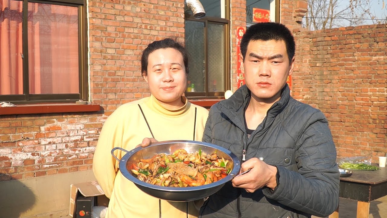 【食味阿远】阿远给媳妇做干锅鱿鱼鲜虾，百叶鱿鱼鲜虾一锅下，甜辣爽口吃过瘾| Shi Wei A Yuan
