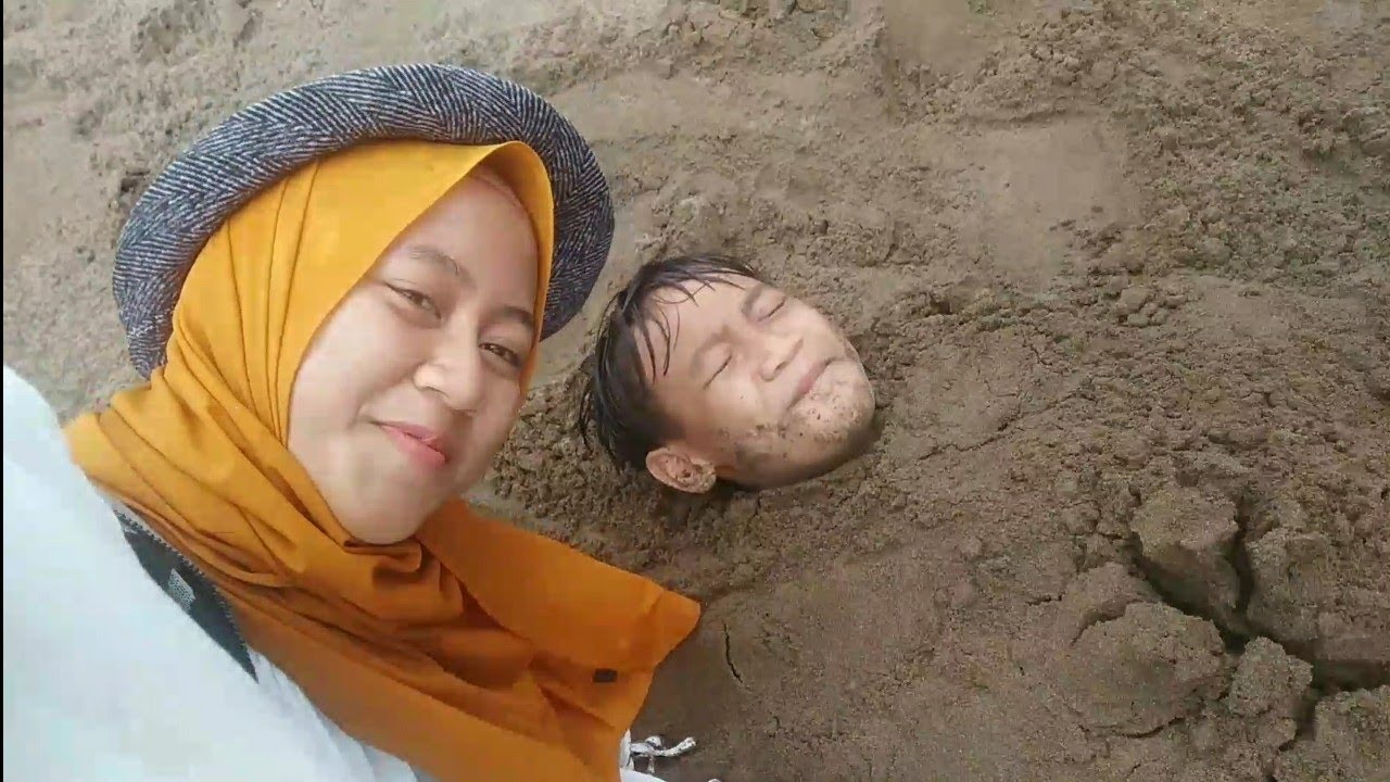KUBUR ADE DI TEPI PANTAI !!! || Kakak yang jahat