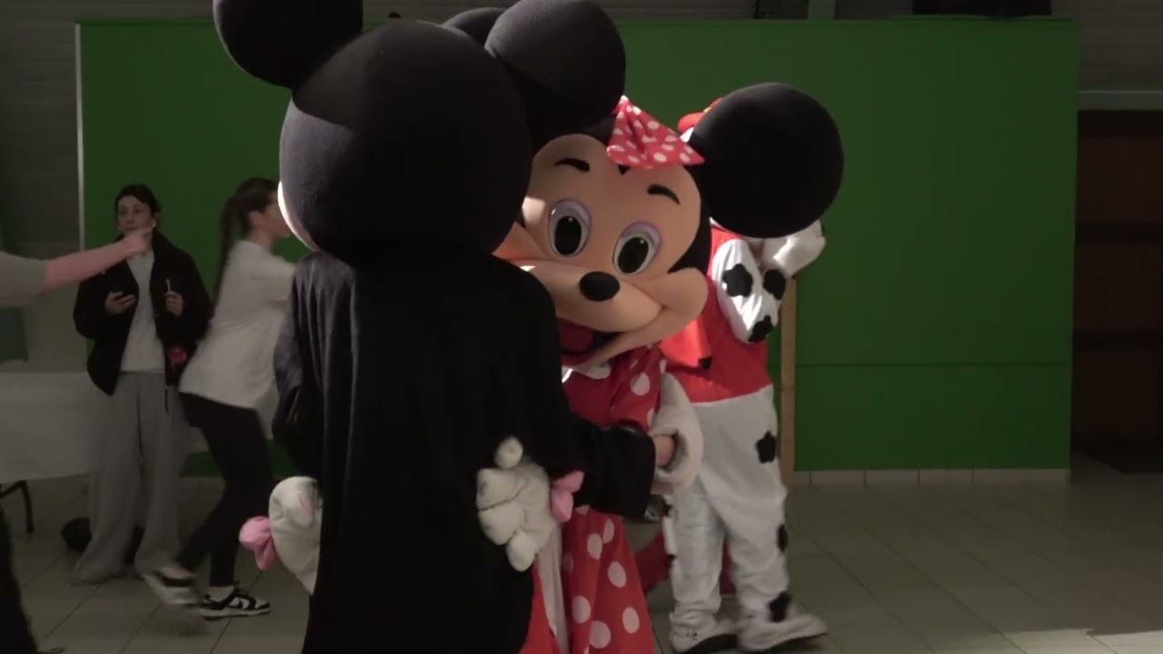 les  mascottes danse au carnaval des enfants , Anor (2)