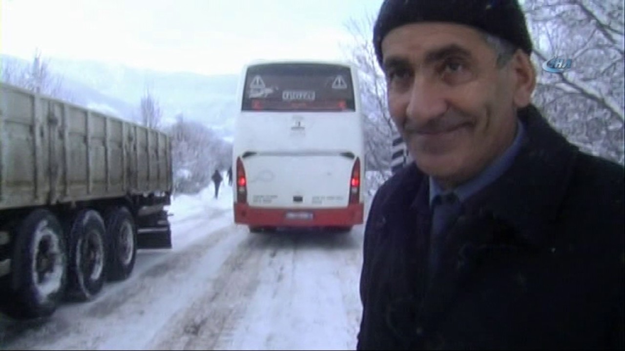 Posof’ta kar ve tipi yolları kapattı