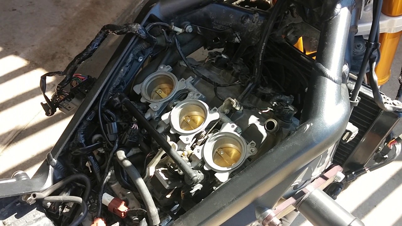 Triumph Daytona 675 (06-08): How to Remove SAI Servo and Vacuum Lines