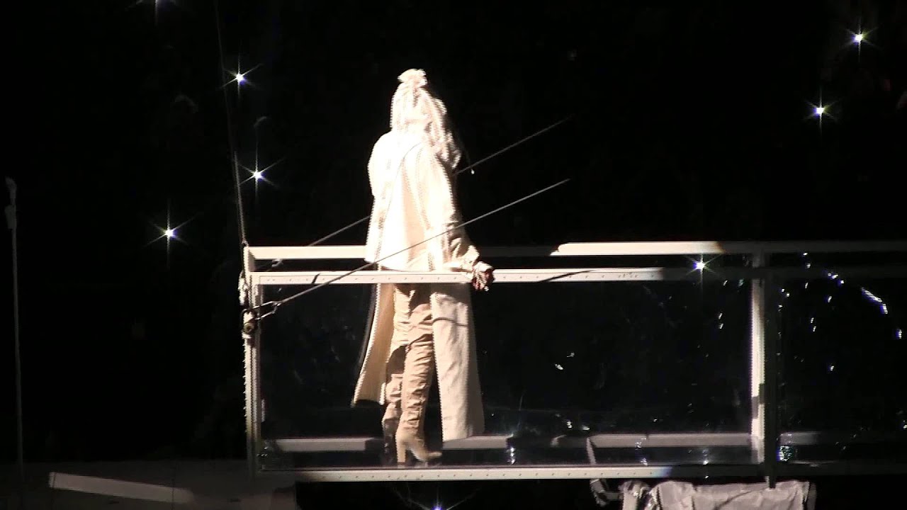 Rihanna Love The Way You Lie/Woo Live HD Detroit