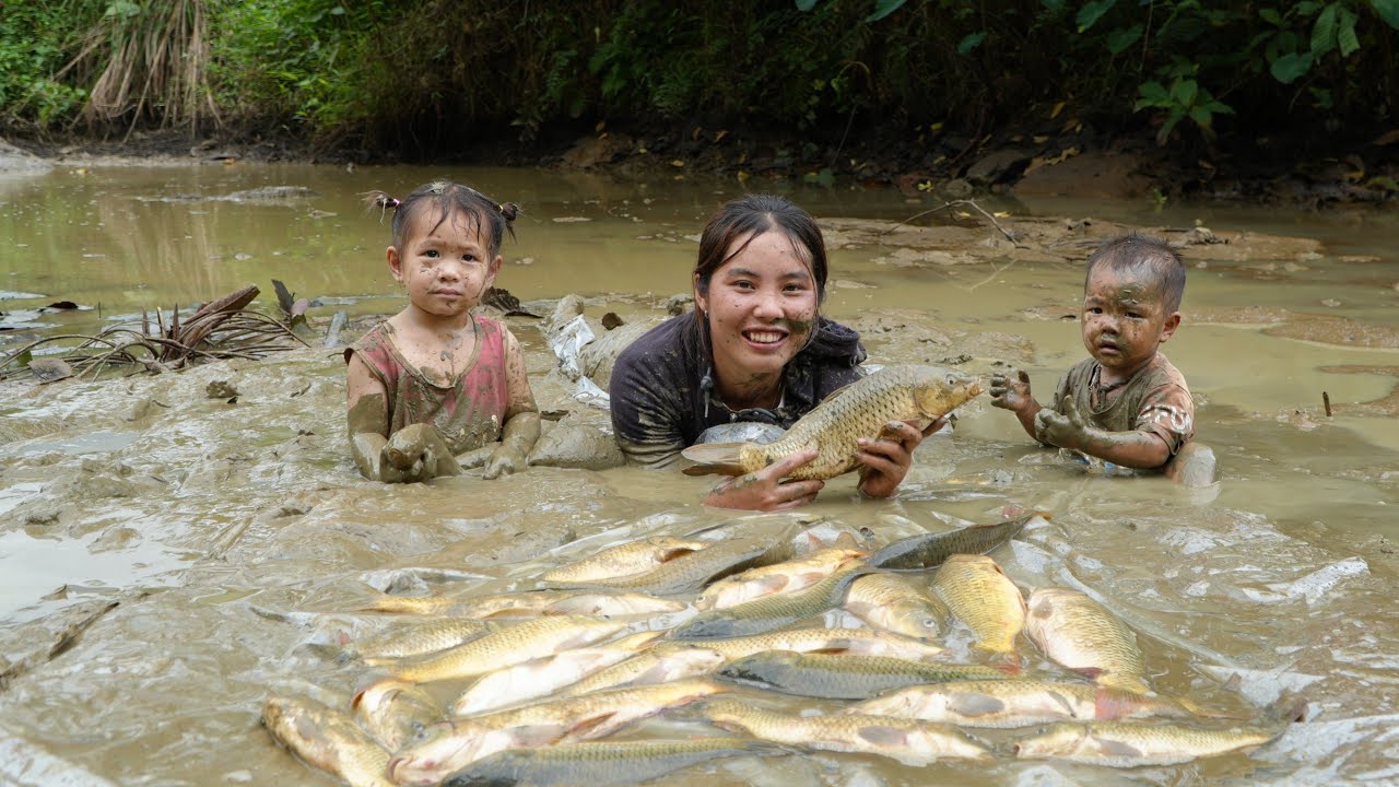 Lucky day - Caught a big school of fish with my little daughter. Brought them to the market to sell.