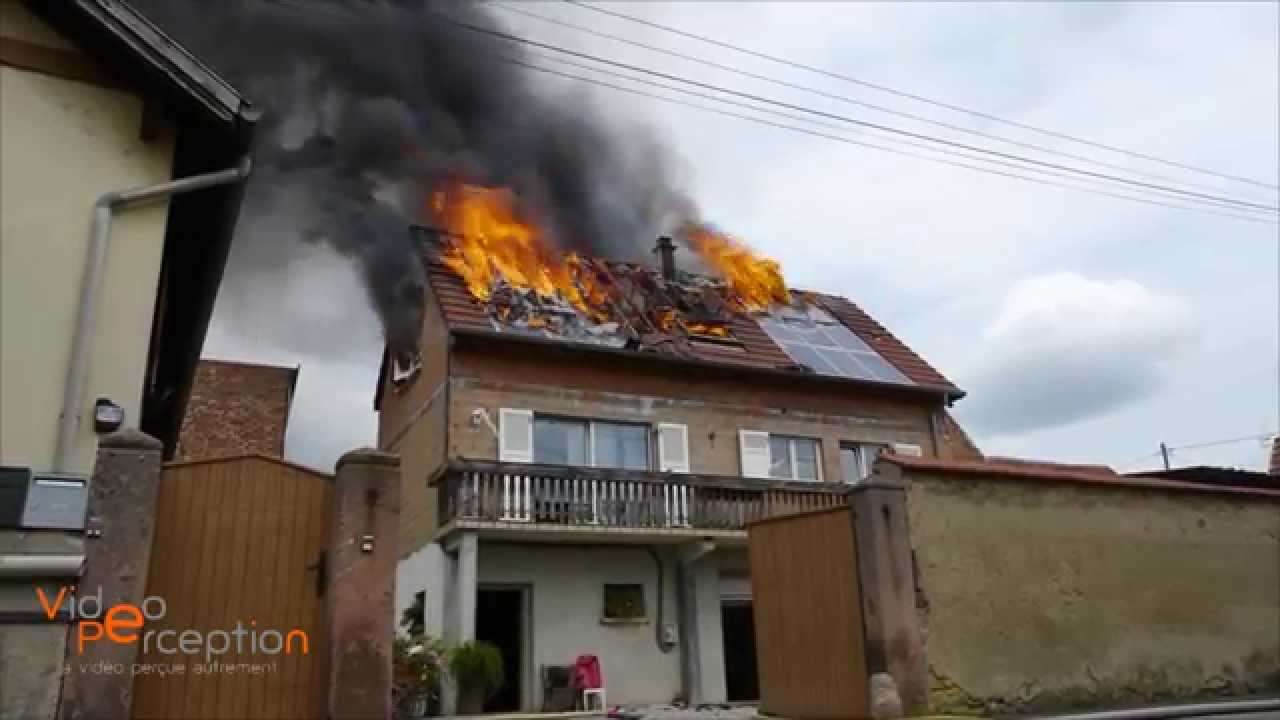 Une maison ravagée par les flammes à Sundhoffen
