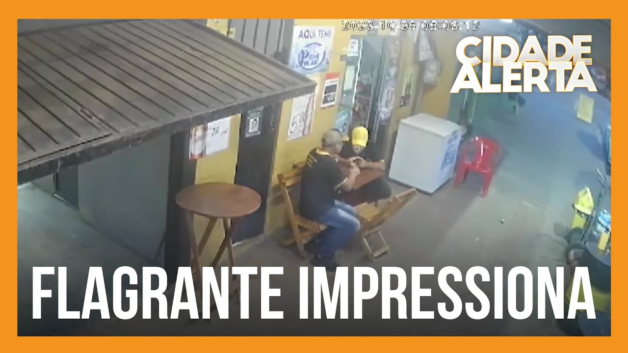 C&acirc;meras de monitoramento registram assassinato de pai e filho em lanchonete
