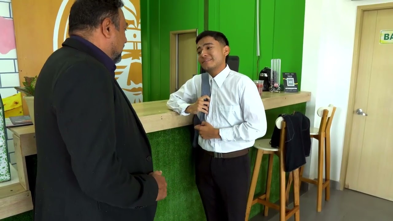 Gerente discriminador humilla a indigente pueblerina | Gerente humilla comensal indigente pueblerina