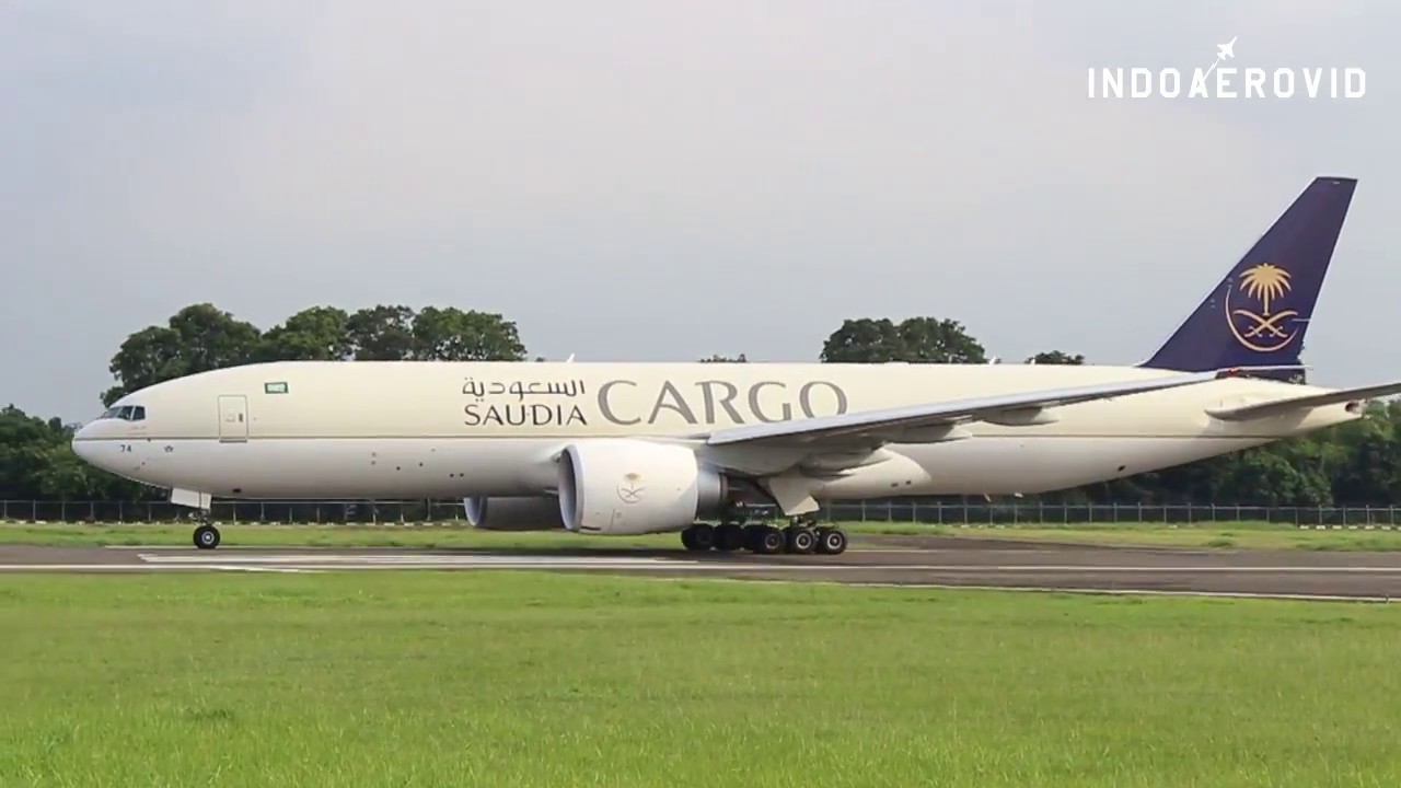 Rare Moment! Boeing 777 di Bandara Halim Perdanakusuma
