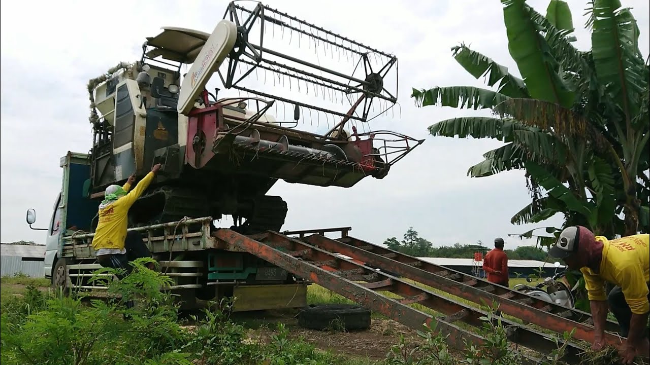 menegangkan penurunan mesin combi bimo dari truk (rice harvester)