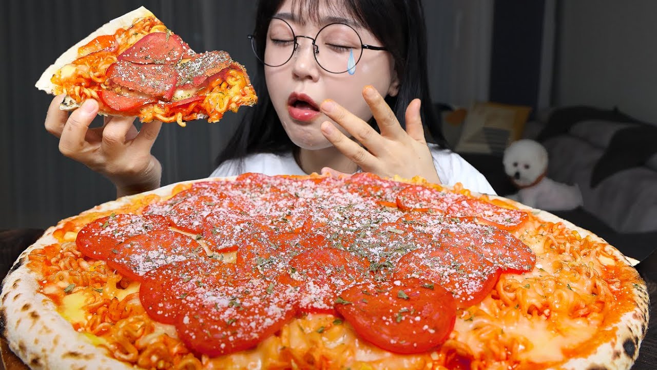 ПИЦЦА ПЕППЕРОНИ С ОСТРАЯ ЛАПША🍕MUKBANG ASMR