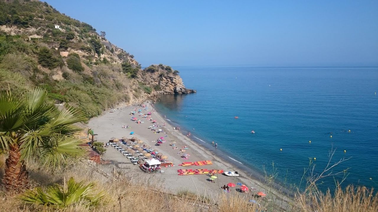 Playa de Maro y ruta en Kayak por sus acantilados