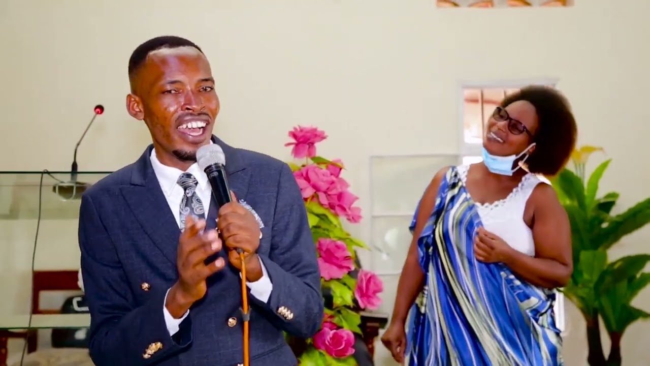 oooo mbegindirimbozizaaa ese burya john pro nawe yaririmbiye umugorewe murusegero mbega byizaaa