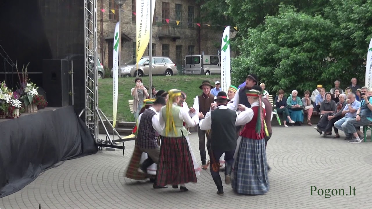 Lietuvių liaudies šokių ansamblis „Aušra” iš Karelijos (Rusija).