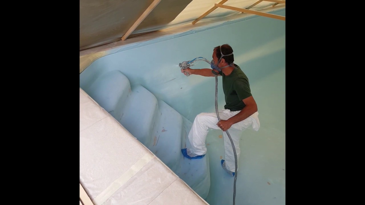 R&eacute;novation du Gelcoat d'une piscine coque polyester par Rouvres Piscines Services