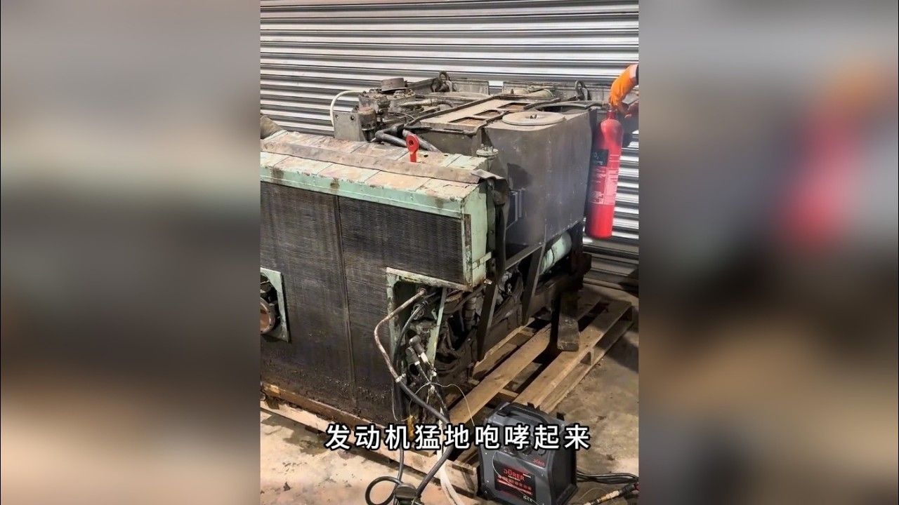 疯了！忘拆万向节，发动机部件飞射 忘拆万向节闯大祸！劳斯莱斯启动 3 秒部件飞射，机油洒满车间，缸体完好仍要战