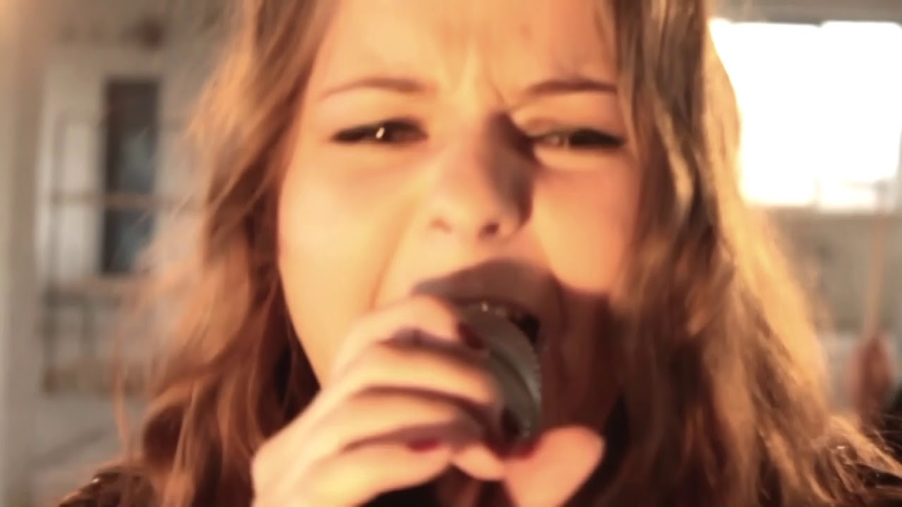 Sarah-Na hraně