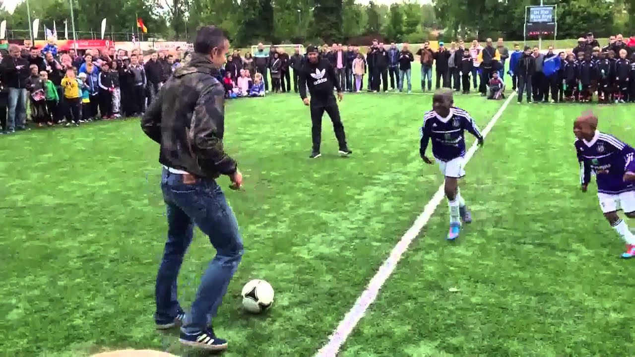 ファン・ペルシーが子供相手に個人技を魅せつける　Robin van Persie freestyle