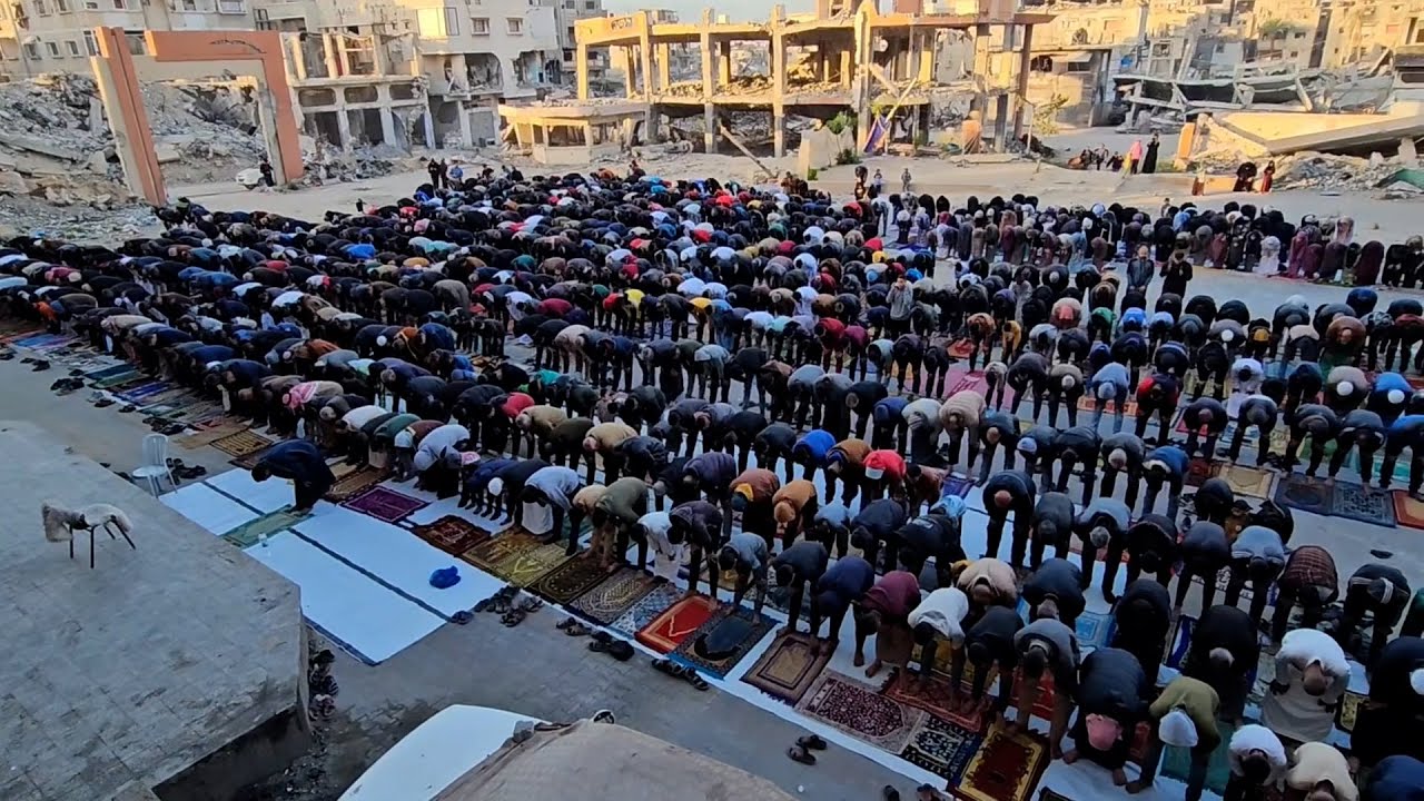 صلاة عيد الفطر فوق أنقاض المباني المدمرة في خان يونس