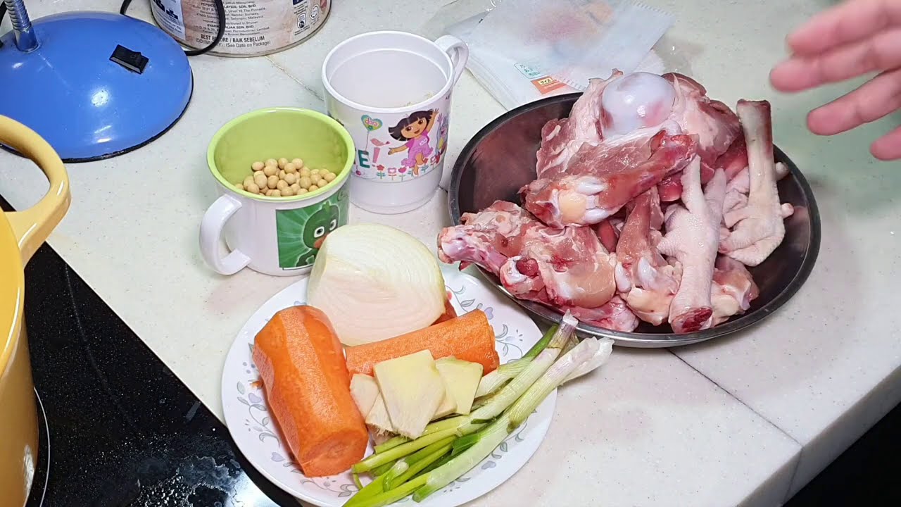 How does Malaysian hawkers makes their broth for their soupy noodles?