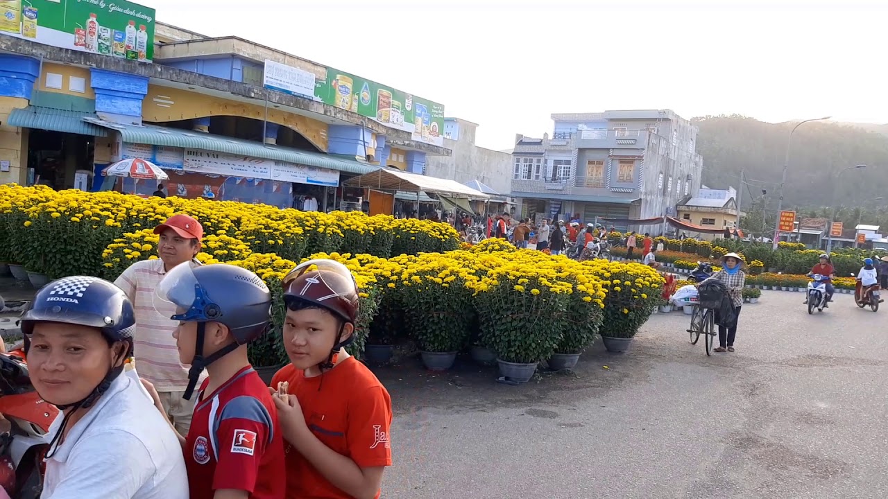 CHỢ HOA Ở TẠI CHỢ XUÂN LỘC SÔNG CẦU PHÚ YÊN LÚC 4 GIỜ CHIỀU NGÀY 25 CẬN TẾT 2020.