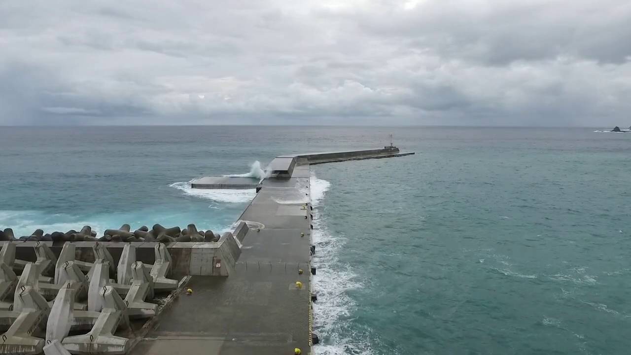 八丈島の海岸線　底土港　空撮