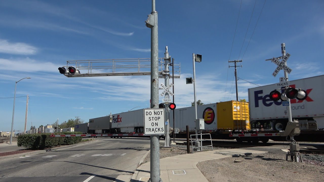 BNSF 7410 Z-North Bay Intermodal North, McHenry Ave. Railroad Crossing, Escalon CA [Wayside Horns]