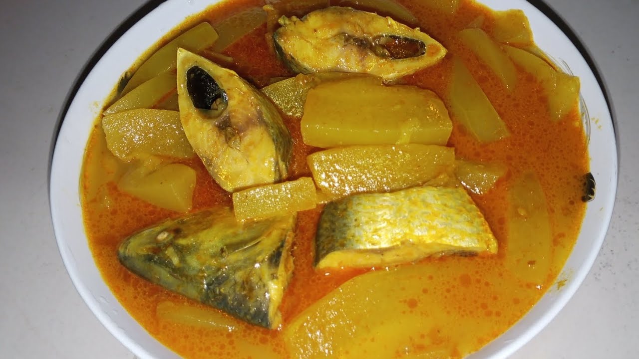 চালকুমরা দিয়ে ইলিশ মাছের ঝোল।Hilsa fish broth with chalakumara.