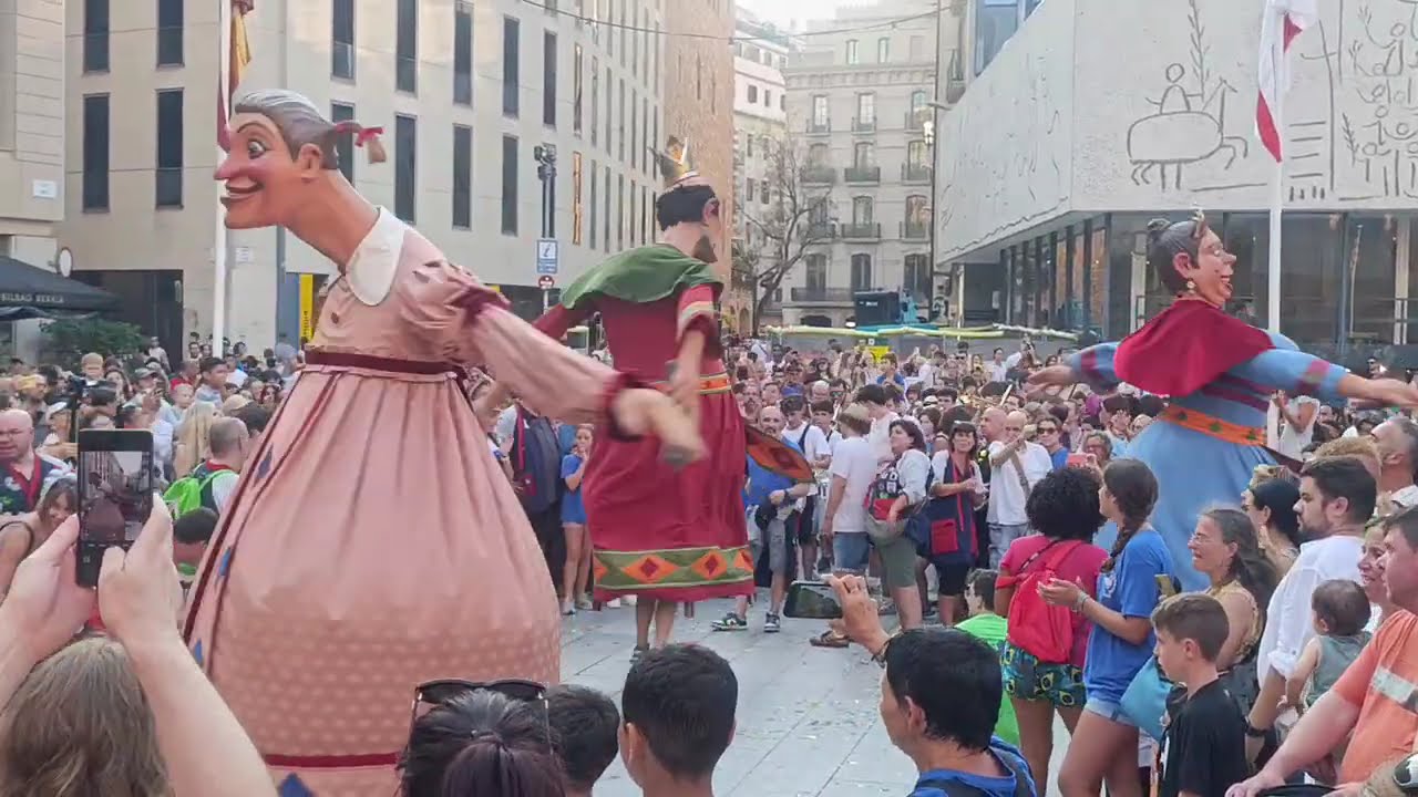 Trobada de Gegants de les Festes de Sant Roc a la Plaça Nova de Barcelona 2025