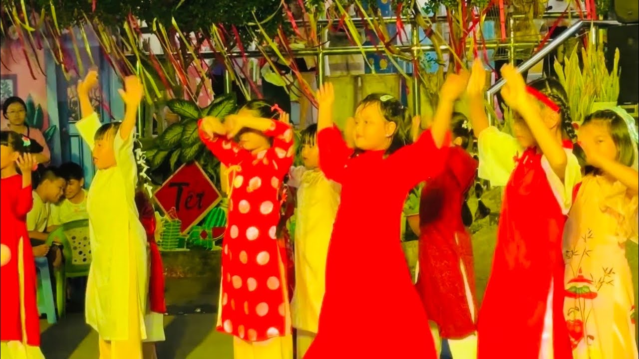 Trà Sữa nhảy biểu diễn Tết, mẹ Ngọc thấp thỏm lo cho con gái thấy thương quá| Khương Dừa Con