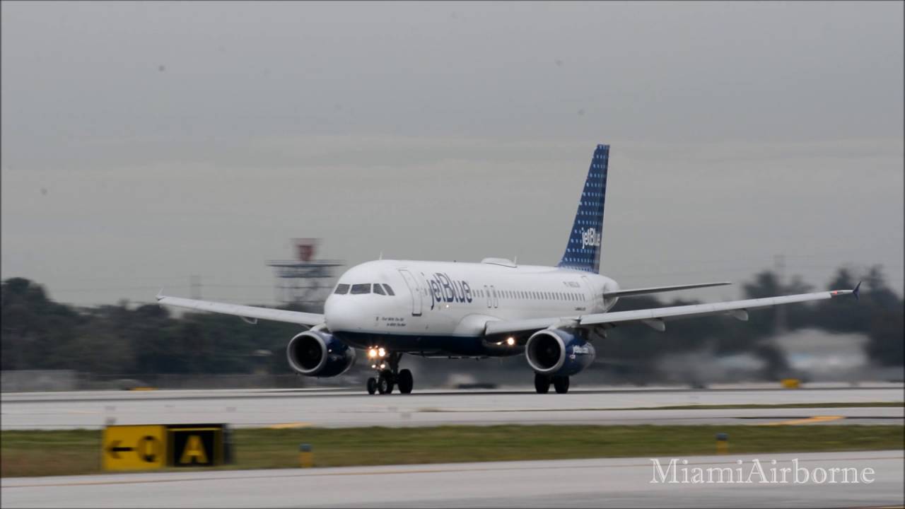 **Closeup** jetBlue Airbus a320 Takeoff from Ft.Lauderdale International