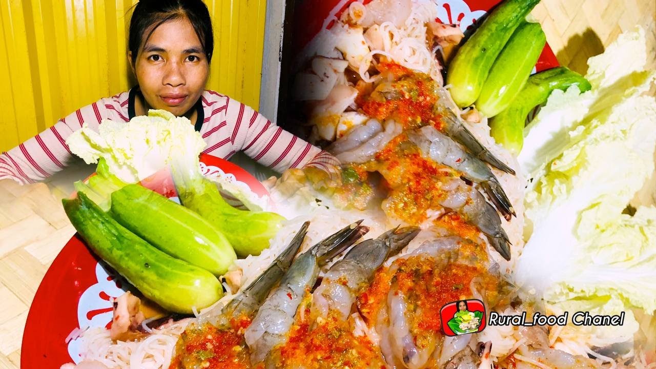 Eat delicious fresh shrimp and chili paste.