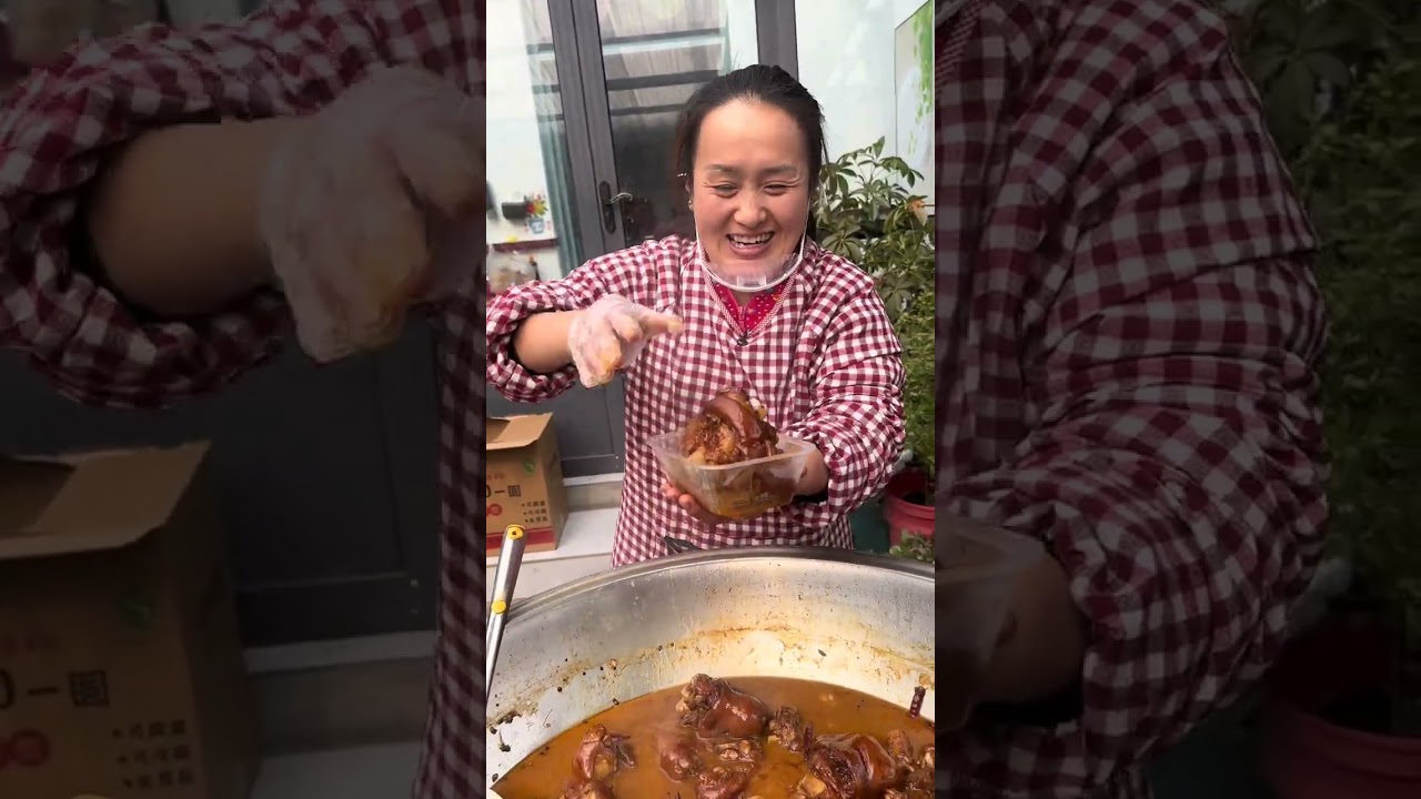 Today I set out a pot of fragrant pork knuckle bones at my stall. They were soft and tende