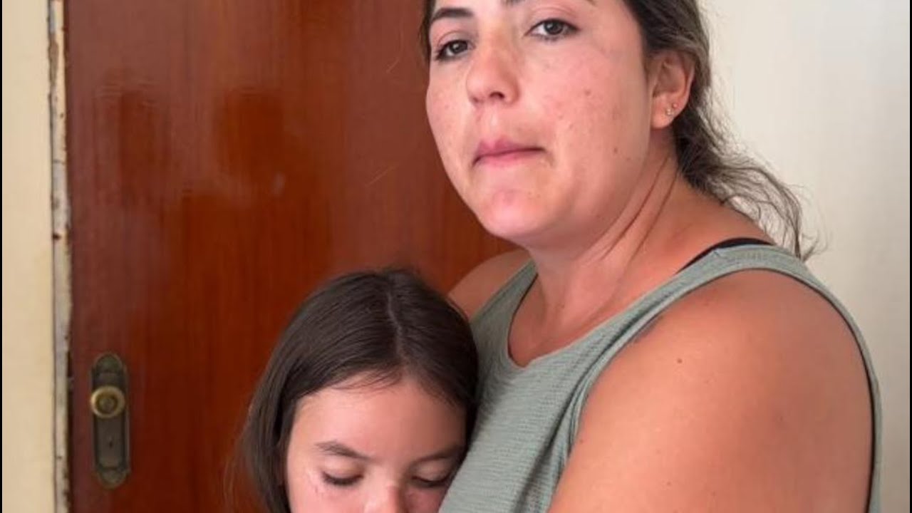 Menina vendedor de doces descobre que seu pai tem outra casa....💔😱