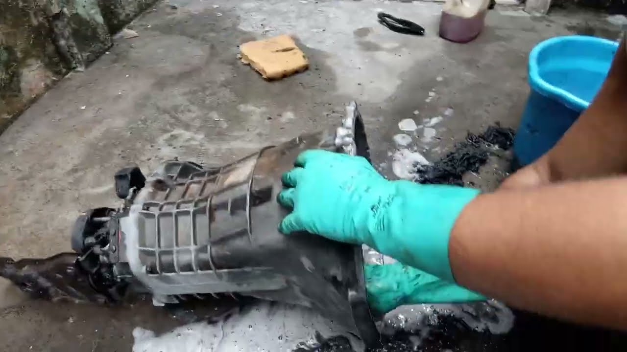LAVANDO A CAIXA DE MARCHA COM MUITO ESMERO!!!!