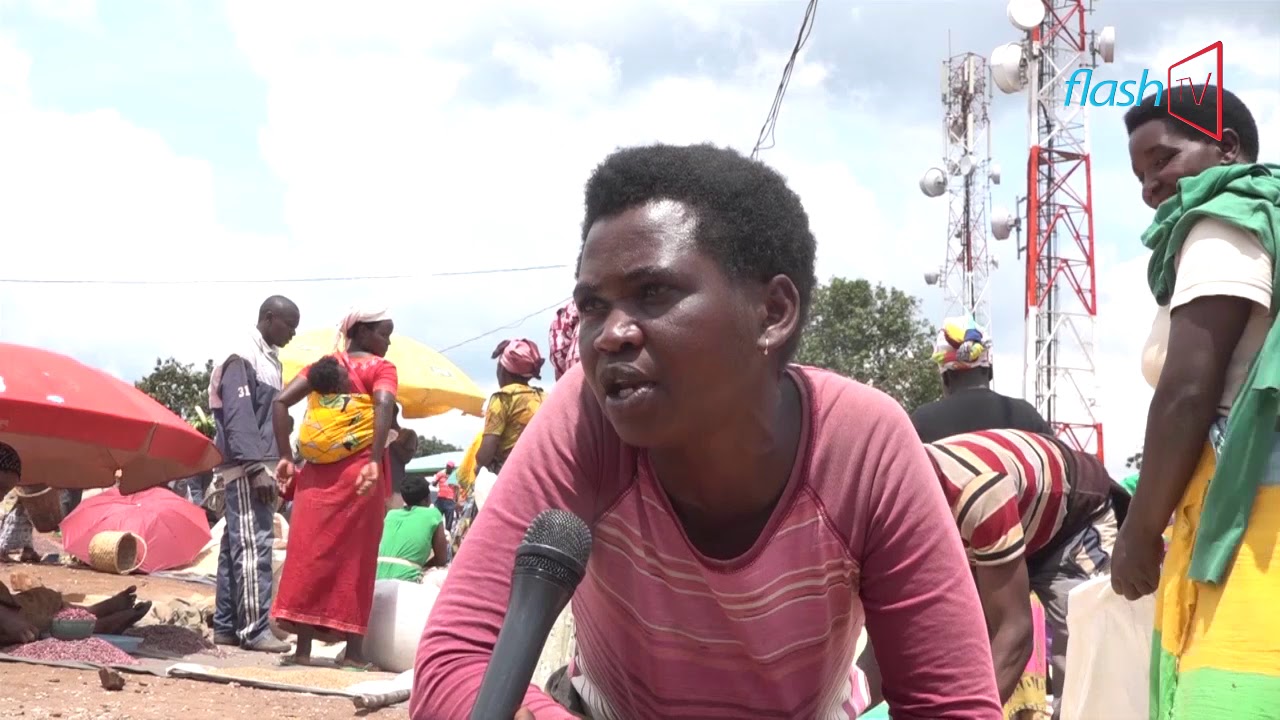 Abacuruzi n’abahahira mu isoko rya kabarondo mu karere ka kayonza barasaba leta kubatabara