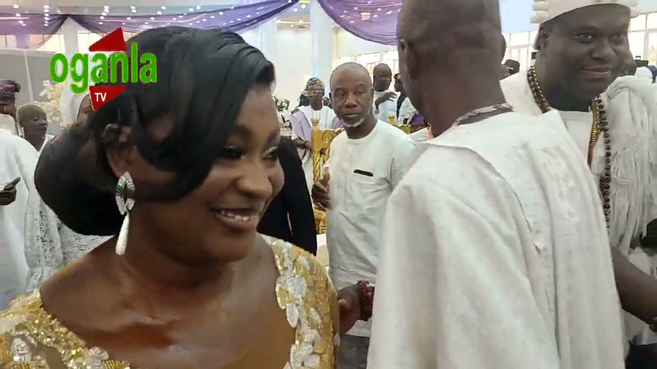 OLORI OONI TOBI PHILLIPS GOES DOWN TO GREET HER SNR.WIFE OLORI MARIAM OGUNWUSI IN D PRESENCE OF OONI