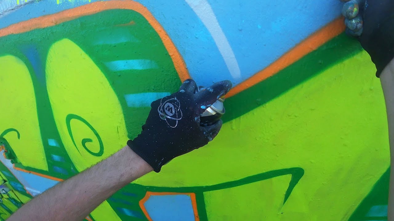 Making Street art - SHEIN12 - spraying Graffiti