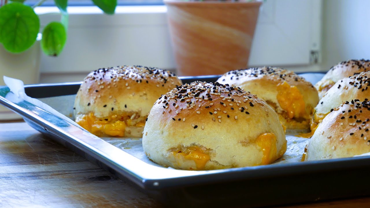Gefüllte Cheeseburger Brötchen Backen (Rezept) | Baking Stuffed Cheeseburger Bread Rolls | ENG SUBS]