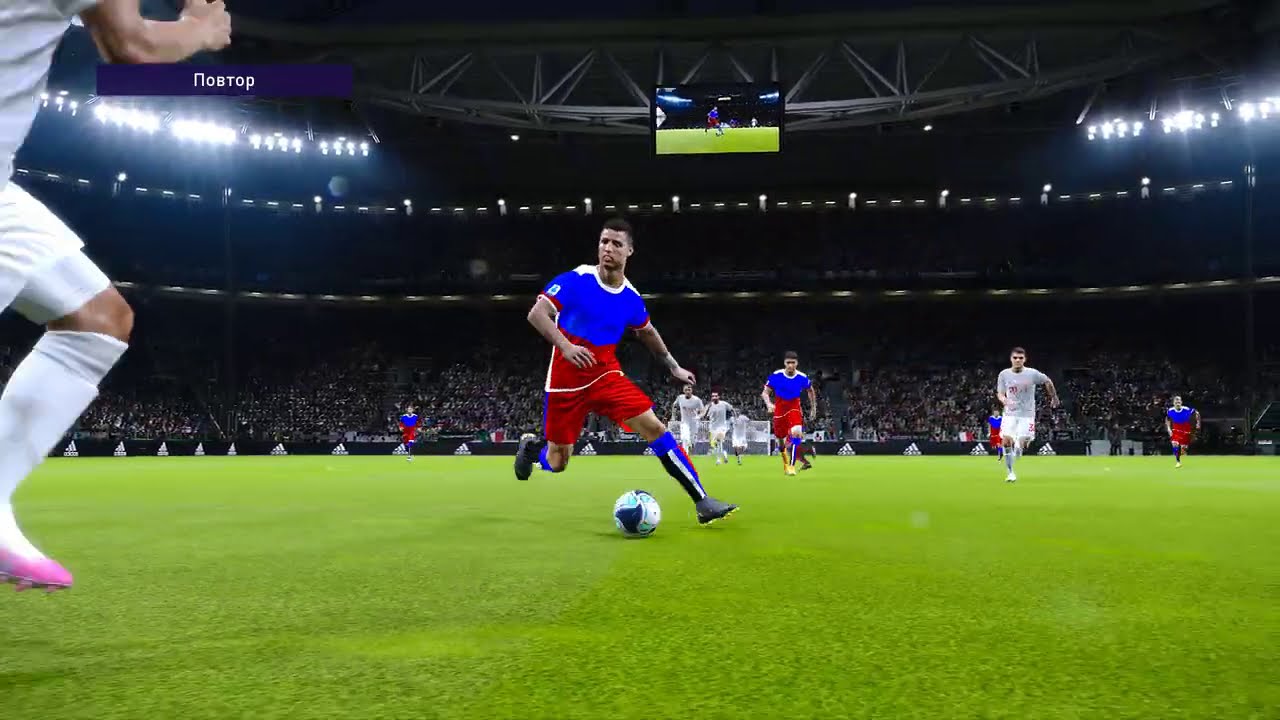 eFootball PES 2021: дриблинг, контроль мяча, игра корпусом через кнопку ручного управления.