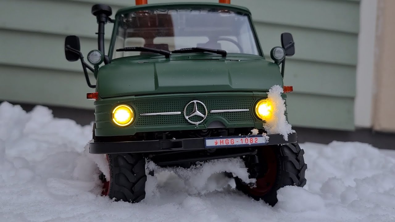 Snowy adventure with the Unimog FMS Fcx24