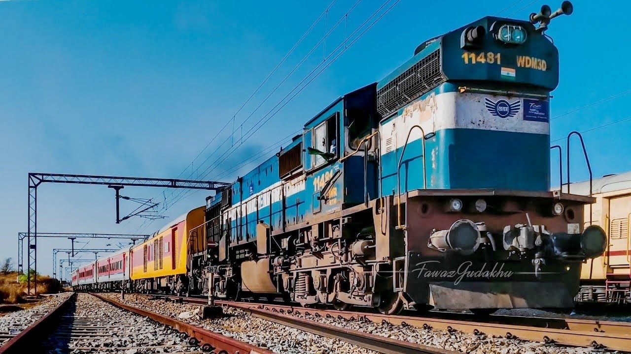 Kanyakumari Express and ERS-LTT Mumbai Duronto In Early Dawn Blasting! Speeding Trains At Murdeshwar