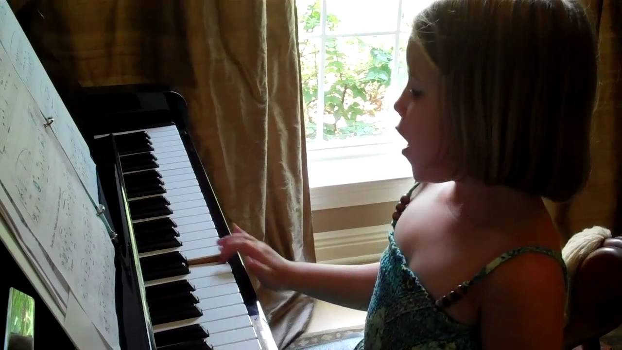 5 Year Old Amelia Kate playing piano Over The Rainbow