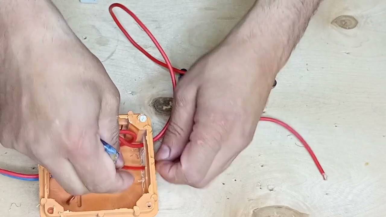 طريقه تركيب لمبتاين على سوتش لمداخل حمام كافية #electrician محمود المصري 