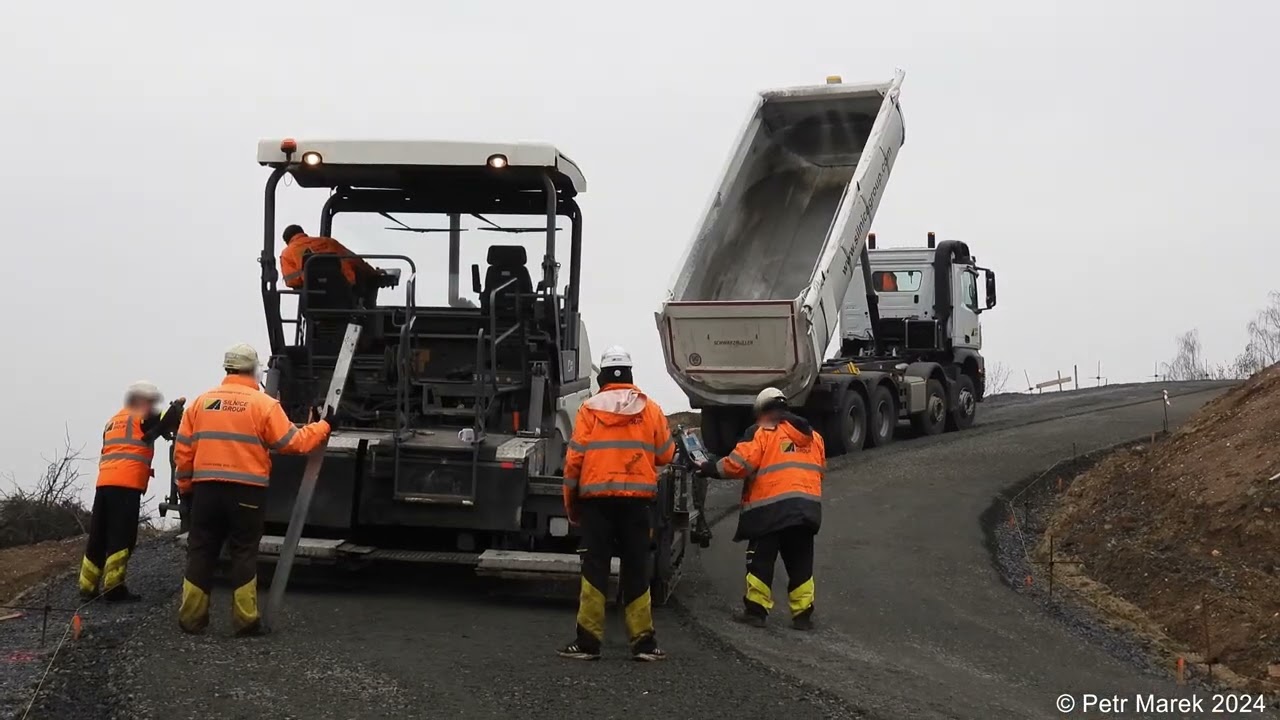 Obchvat a přemostění obce Žiželice - Přístupová cesta do údolí - Pokládání stěrku a asfaltu.