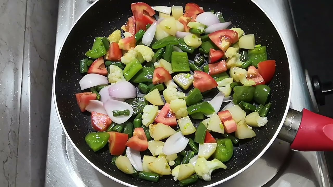 साधी सोपी मिक्स भाजी | रोजच्या जेवणासाठी खडेमसाले न वापरता परफेक्ट मिक्स भाजी | मिक्स भाजी