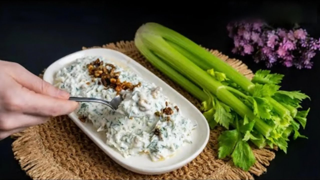 Я и не знала, что сельдерей может быть таким вкусным! Сливочный йогуртовый салат с грецкими орехами.