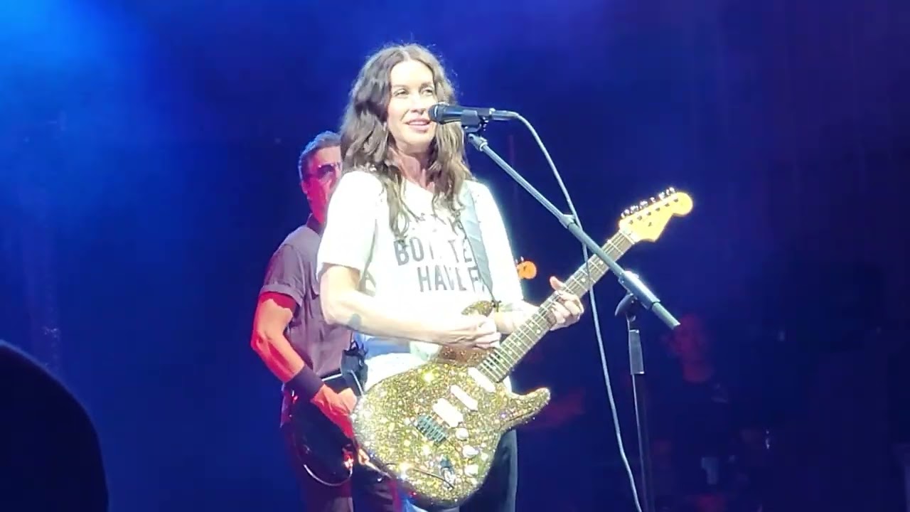 Alanis Morissette - A Man (snippet) / Hands Clean - Live PNC
