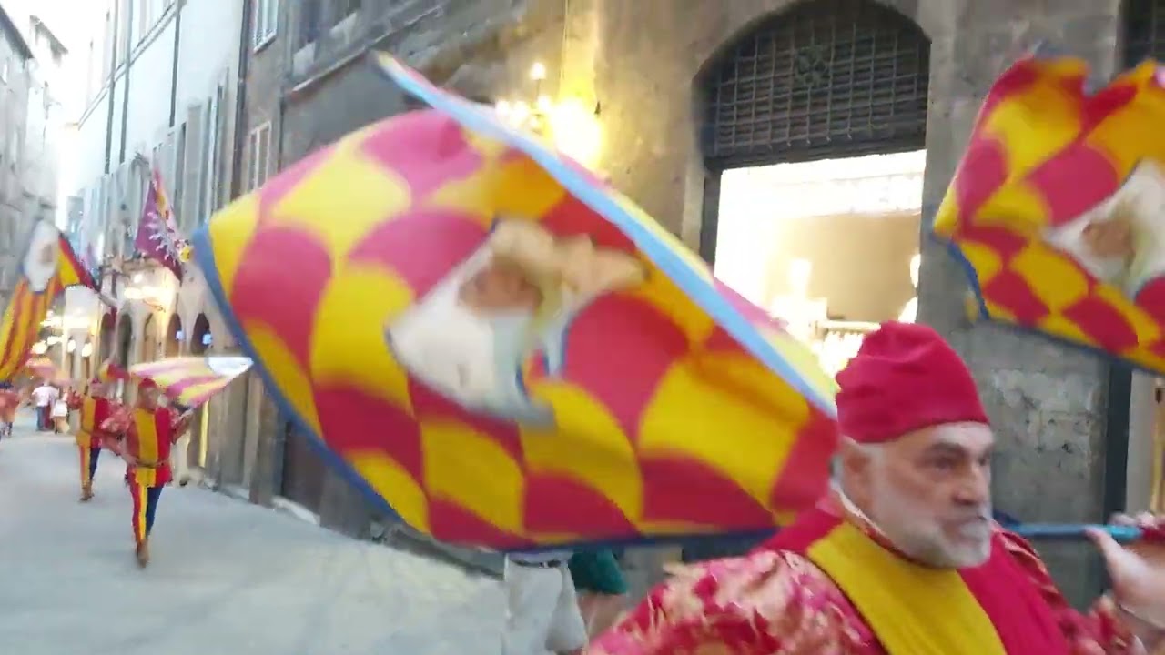 il rientro dal giro di visita alle Consorelle della Contrada della Chiocciola 2022