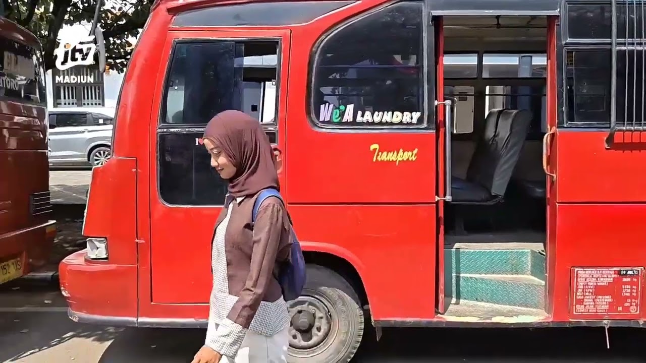 PONOROGO - Sopir Bus Mini Protes Trayek Surabaya–Badegan