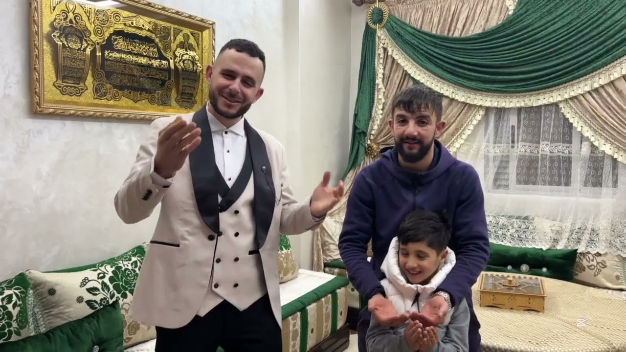 مولاي سُلطان غير لبس الكوستيم 🤵 مابقا عارف يدو من رجلو 😂 دعيو معاه ربي عاونو 🙆