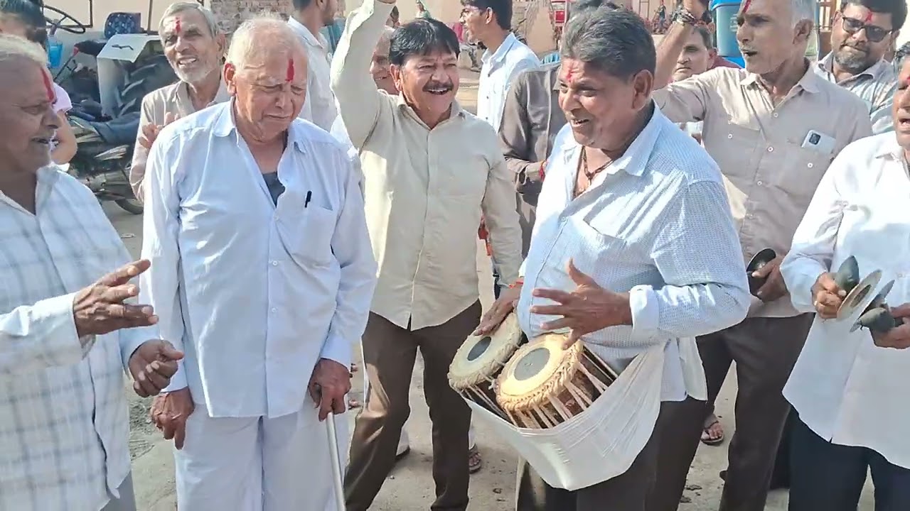 આપણી જુની પરંપરા જલજીલણી અગીયારસે એ હાલો ઠાકર નવળાવવા , શેરી વળાવી સજ કરુ ધરે આવોને 